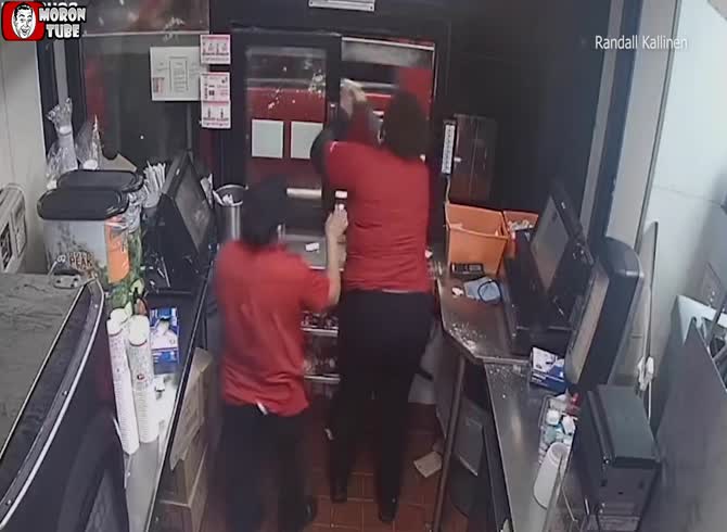 Video :During a dispute over French fries, a drive-thru employee draws a pistol and kills a family!